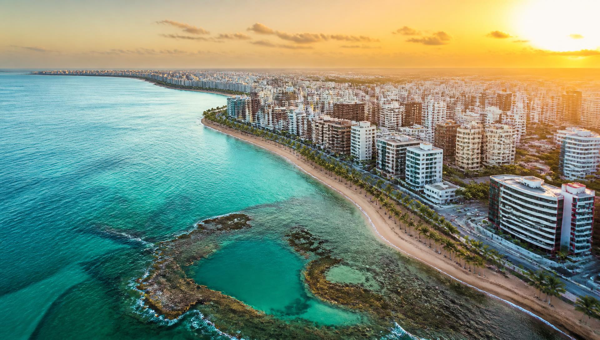 Orla de Maceió, Alagoas, vista aérea ao entardecer